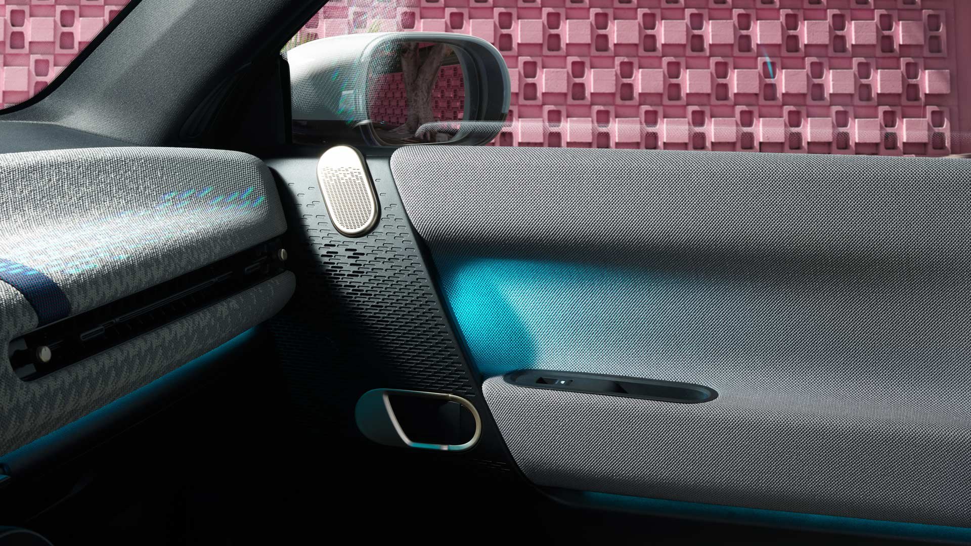 Ốp màng loa của hệ thống âm thanh Harman Kardon cao cấp trên cánh cửa xe