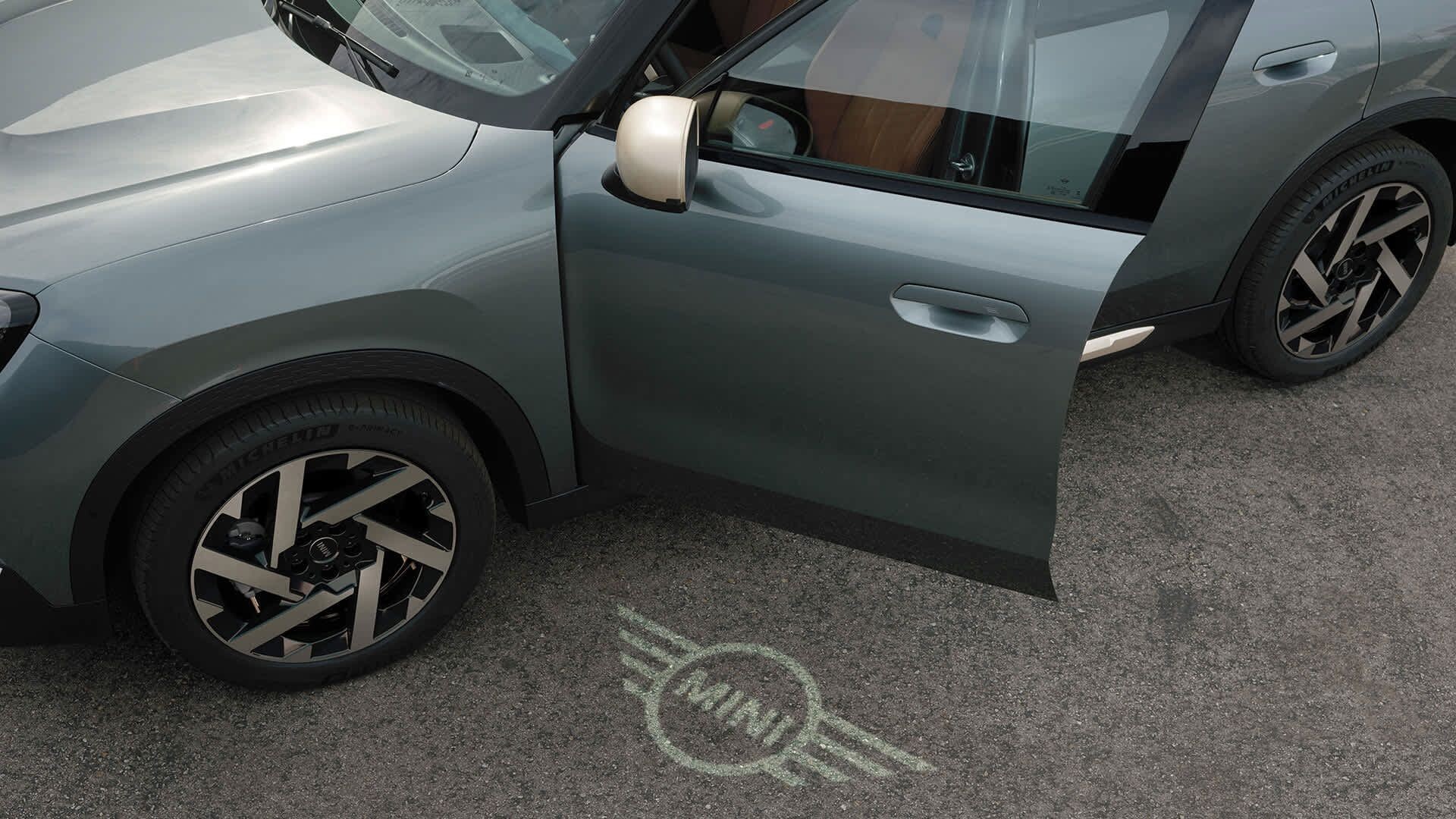 Phần thân xe của mẫu SUV cỡ nhỏ nhìn từ góc ngang với những đường nét tối giản và hiện đại