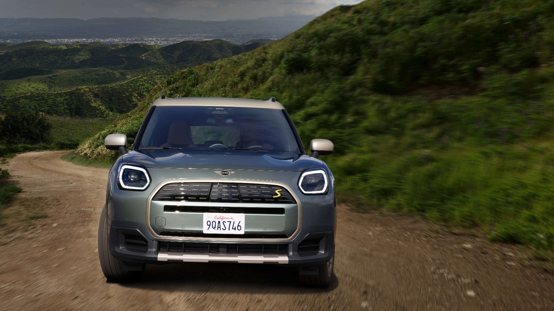 Tổng quan thiết kế bên ngoài mạnh mẽ và hiện đại của mẫu xe điện MINI Countryman SE