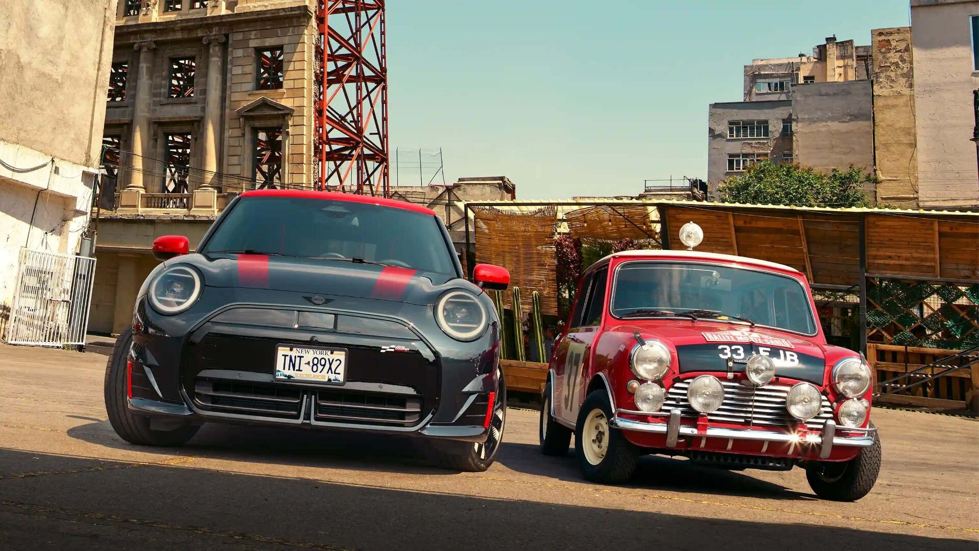 Chiếc MINI JCW hiện đại đặt cạnh thế hệ Classic Mini đầu tiên