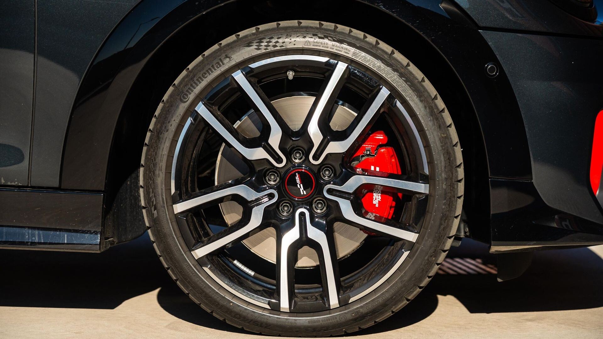 Bộ mâm 18 inch JCW Lap Spoke siêu nhẹ kết hợp cùng kẹp phanh hiệu năng cao JCW Sport Brake