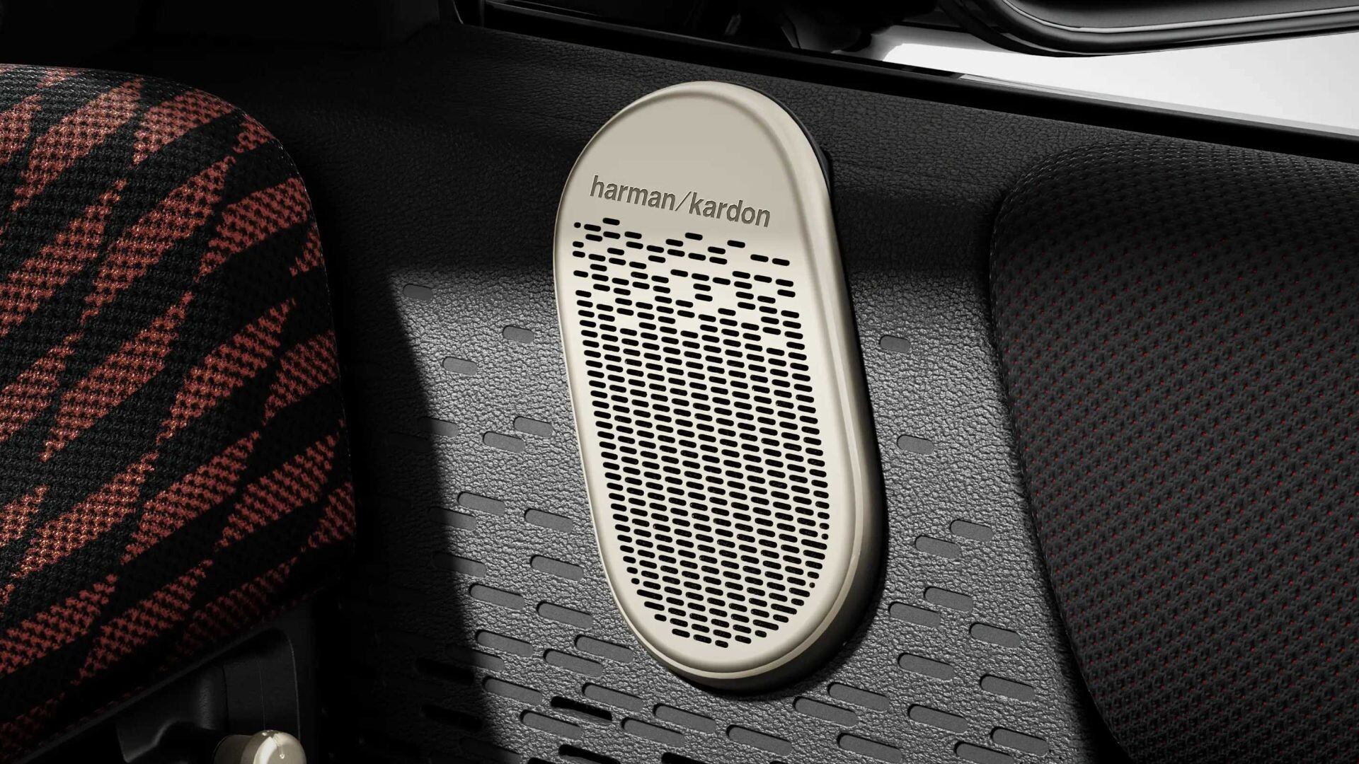 Màng loa Harman Kardon sang trọng được ốp trên cánh cửa xe