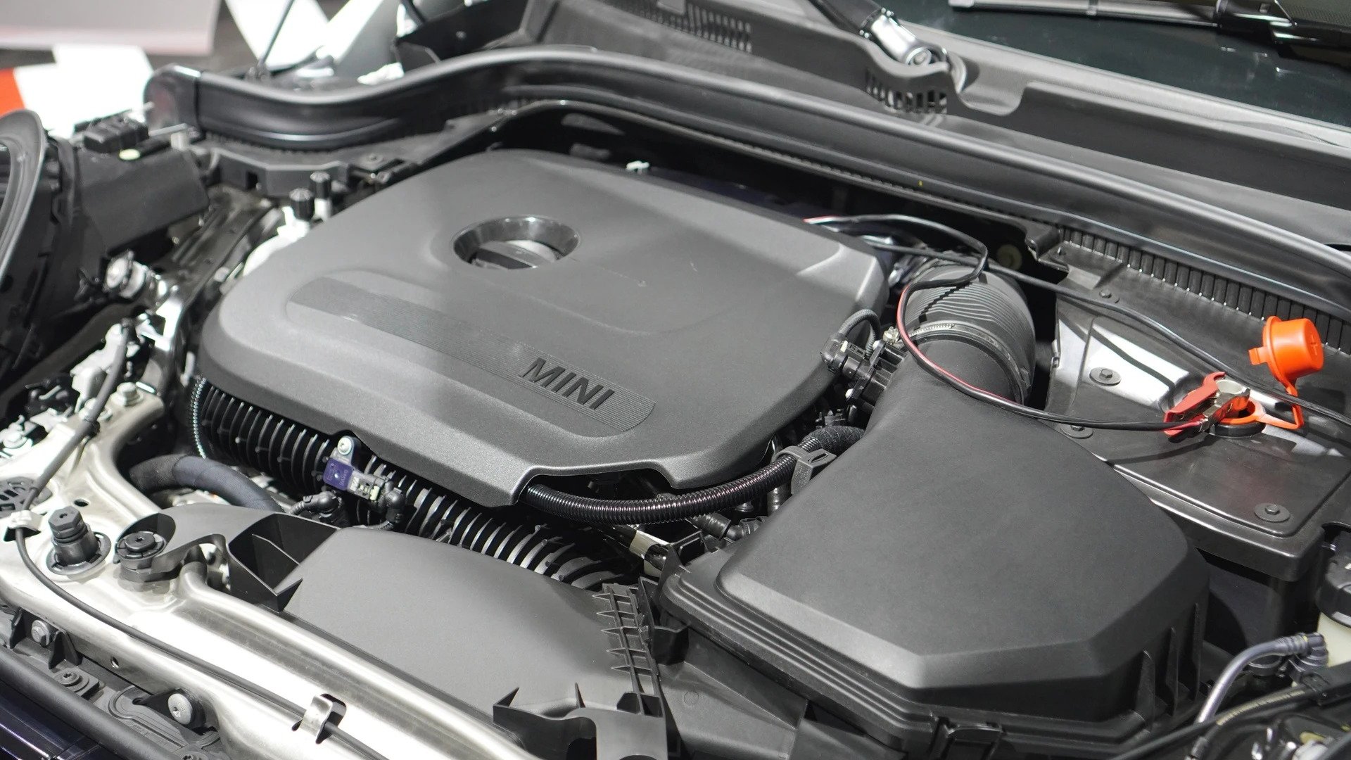 Cận cảnh khối động cơ TwinPower Turbo dung tích 2.0L đầy sức mạnh