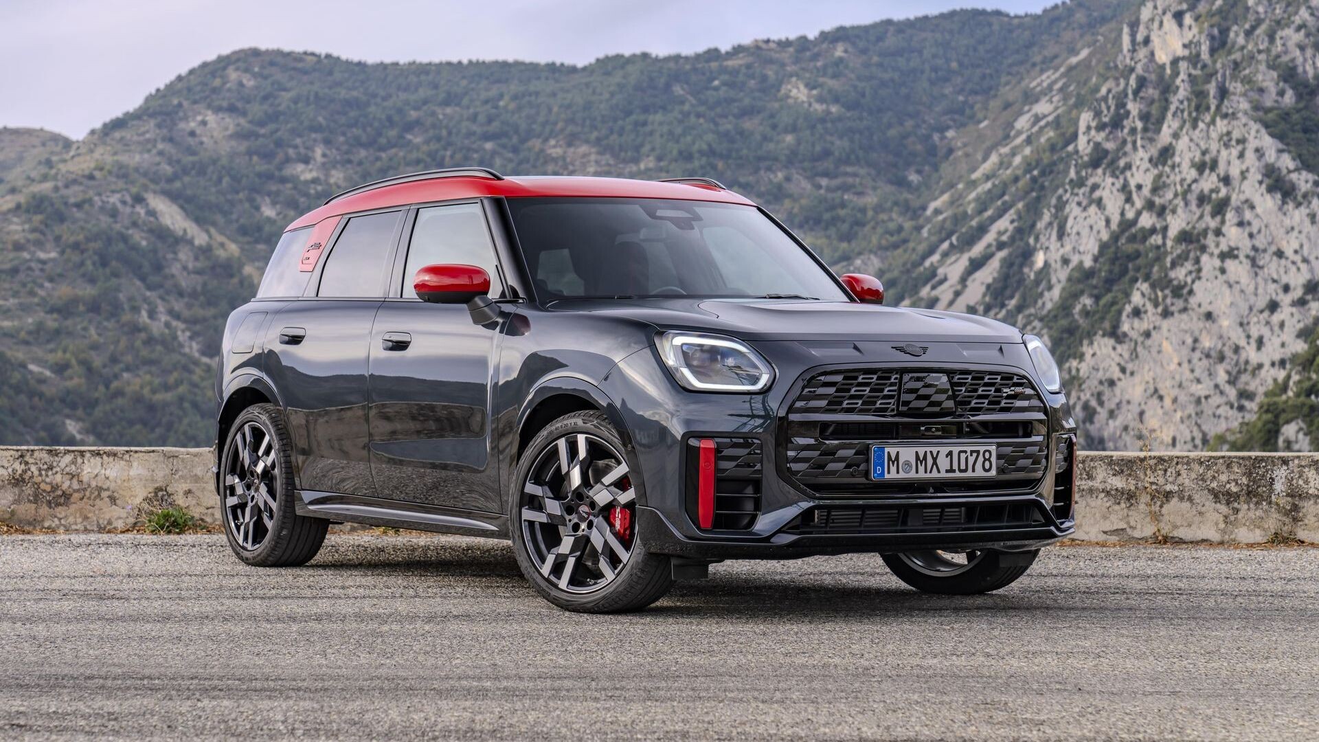 Thiết kế đầu xe MINI JCW Countryman với lưới tản nhiệt đen