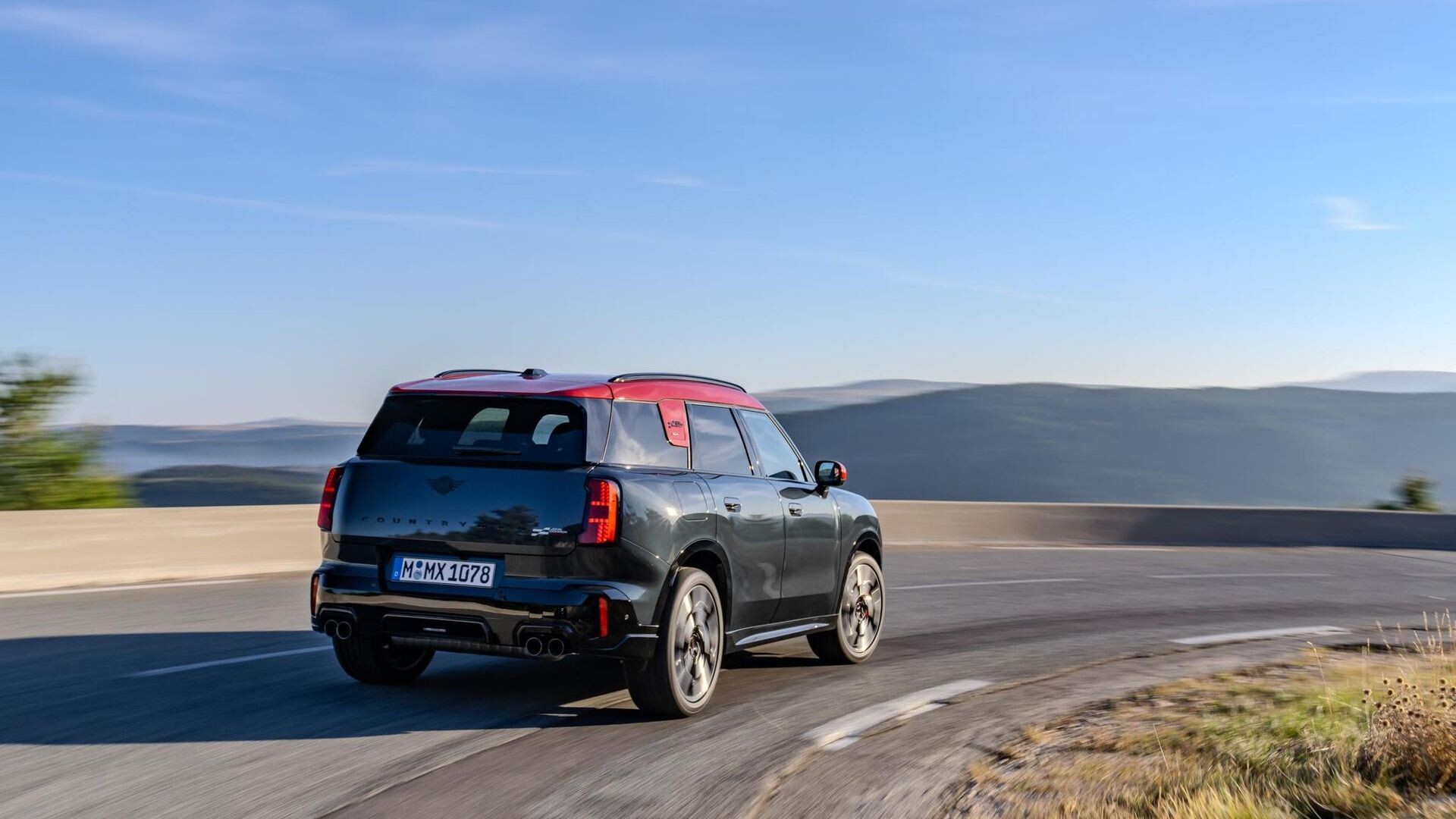MINI JCW Countryman vận hành mạnh mẽ trên đường