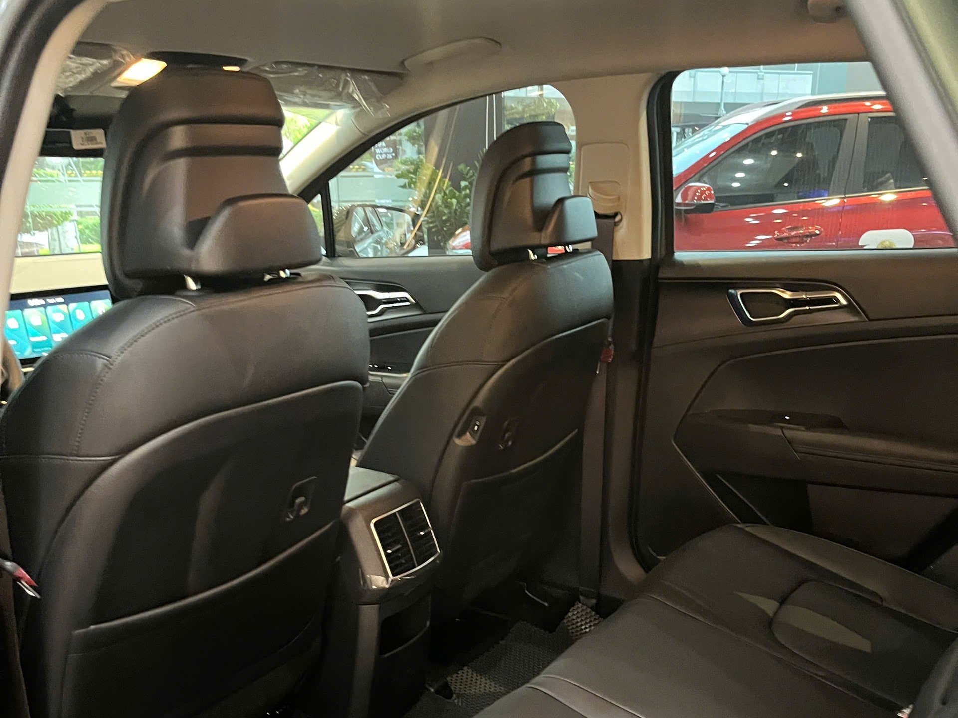 Không gian hàng ghế sau của New KIA Sportage 2.0G Luxury vô cùng rộng rãi, khoảng để chân thoải mái, đáp ứng tốt nhu cầu di chuyển của các gia đình đông thành viên.