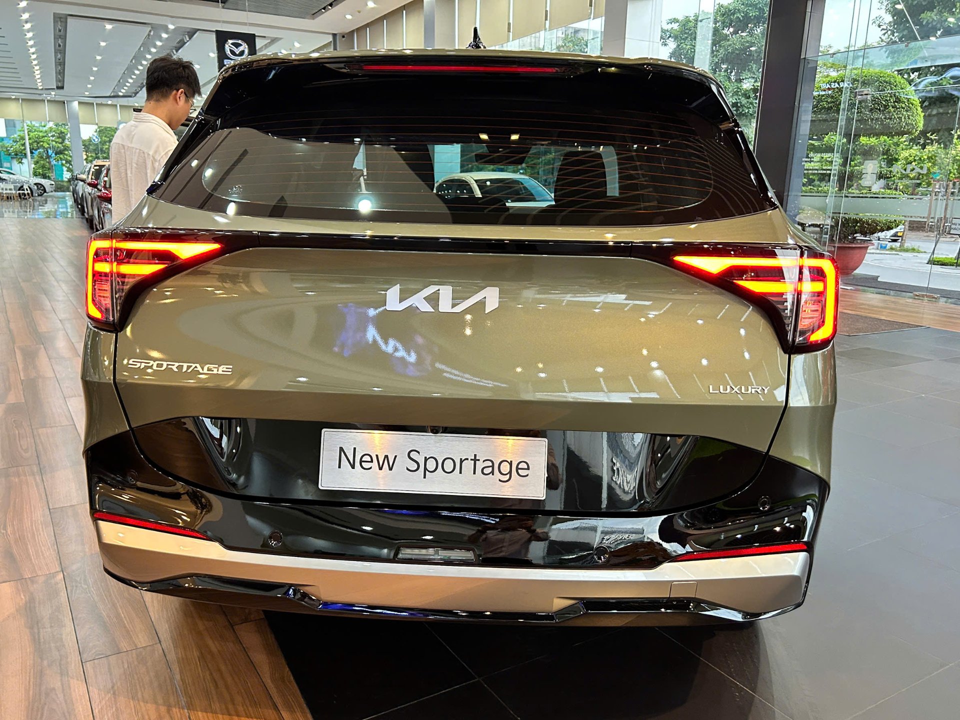 Thiết kế đuôi xe New KIA Sportage 2.0G Luxury gây ấn tượng với dải đèn hậu LED vắt ngang sắc sảo, tạo nên vẻ đẹp liền mạch và vô cùng hiện đại từ phía sau.