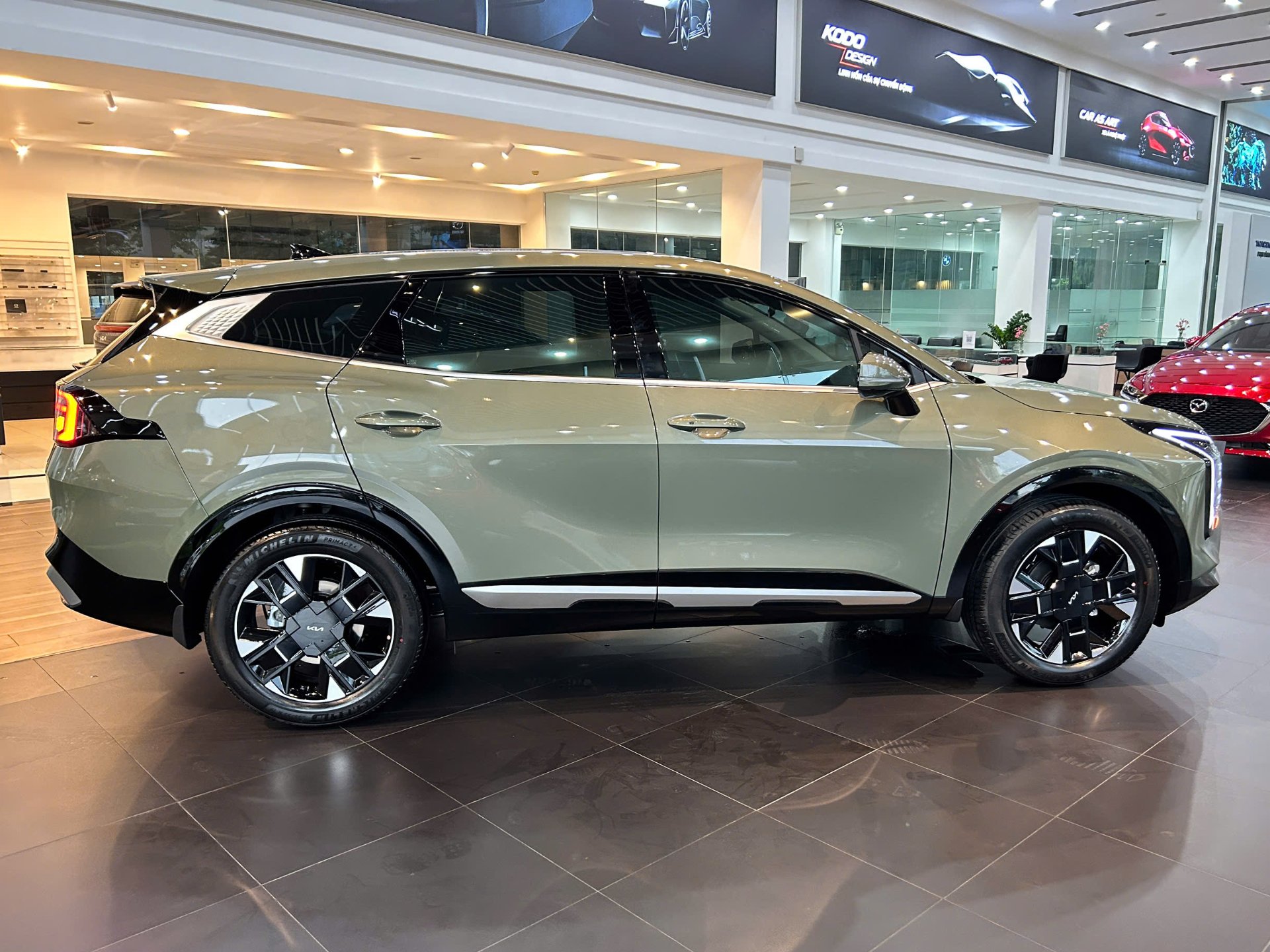 Phần cạnh bên xe New KIA Sportage 2.0G Luxury thể hiện rõ nét những đường gân dập nổi mạnh mẽ, tạo nên dáng vẻ thể thao và vô cùng năng động cho chiếc xe.