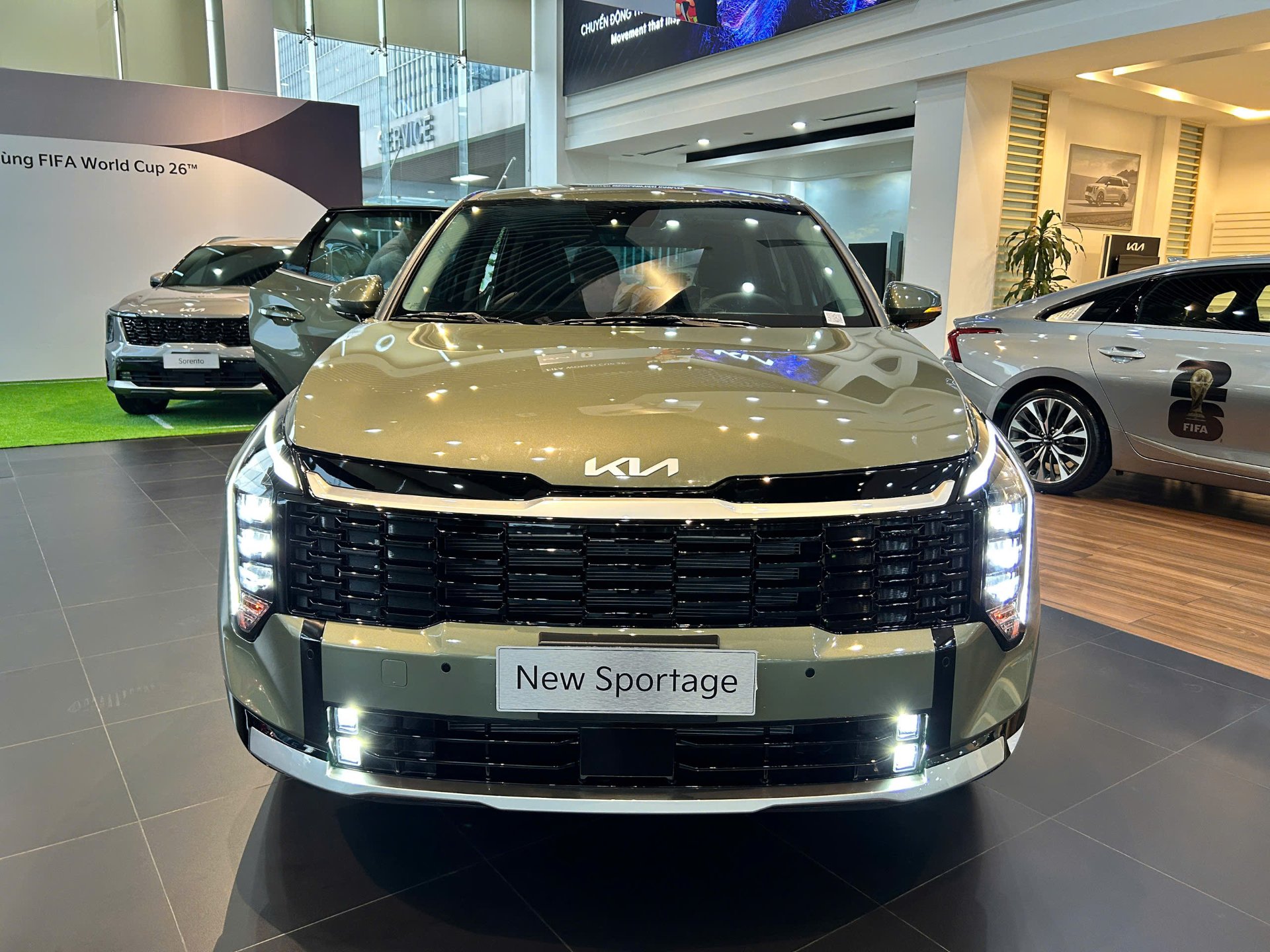 Thiết kế đầu xe New KIA Sportage 2.0G Luxury nổi bật với cụm lưới tản nhiệt mũi hổ mở rộng kết hợp cùng dải đèn định vị ban ngày hình boomerang sắc sảo.