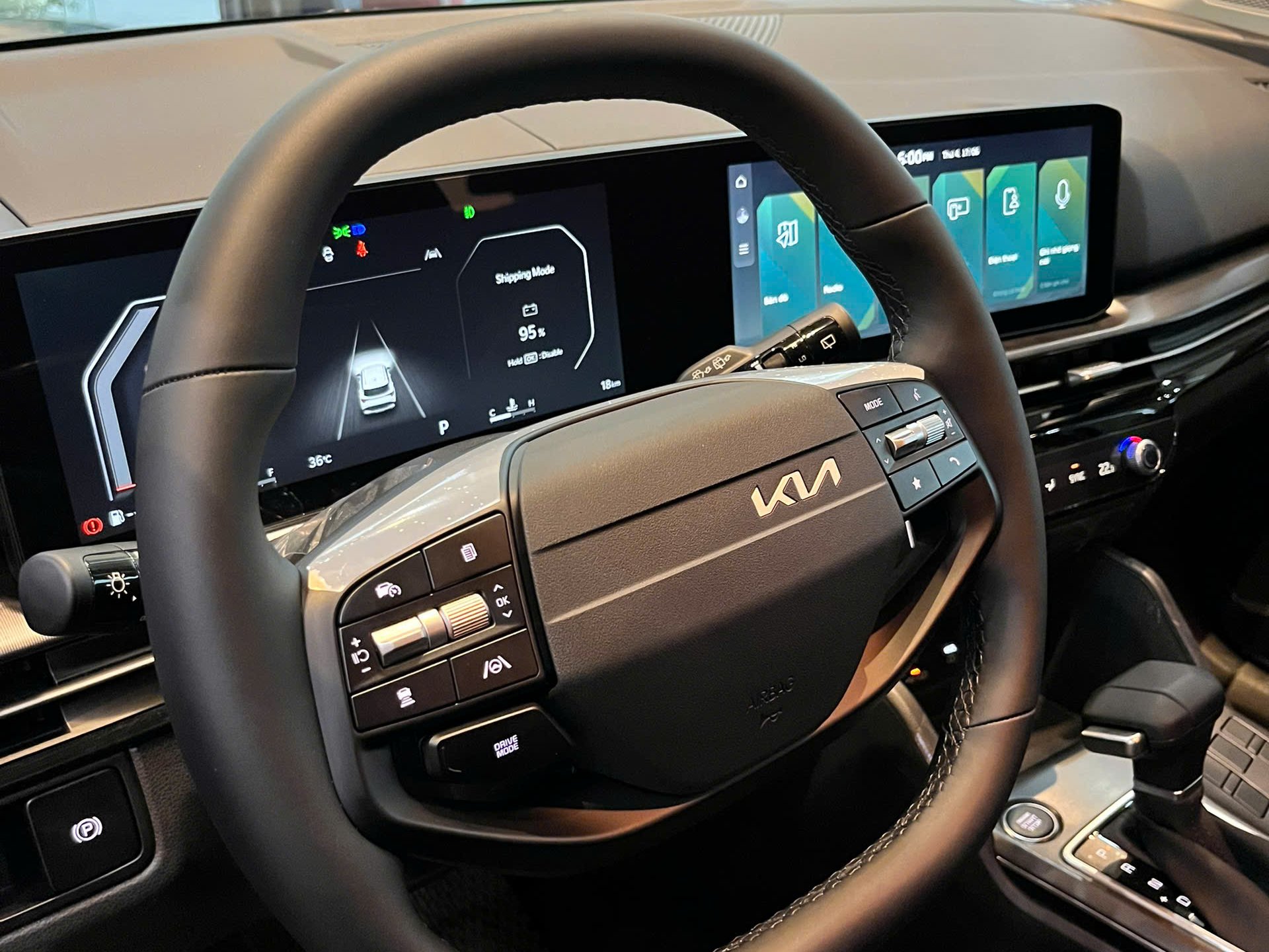 Vô lăng bọc da ba chấu thể thao trên New KIA Sportage 2.0G Luxury được tích hợp nhiều phím bấm điều khiển chức năng, mang lại sự tiện lợi và cảm giác cầm nắm chắc chắn.