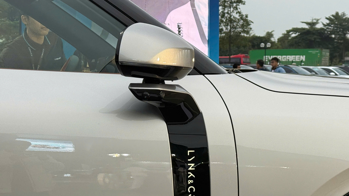 Cụm gương chiếu hậu hoàn toàn khác biệt