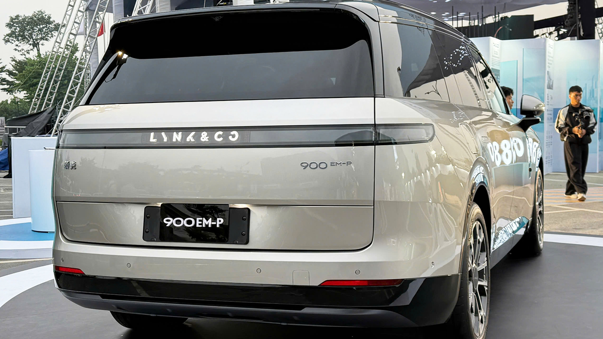 Đuôi xe nổi bật dải đèn hậu LED họa tiết 3D thanh mảnh