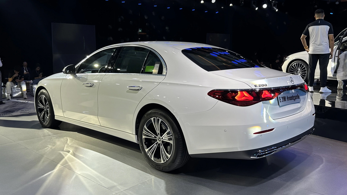 Thân xe giữ nét thon dài toát vẻ sang trọng