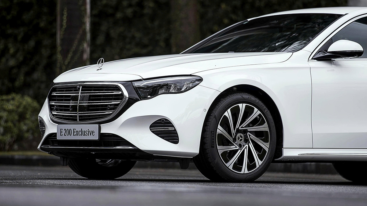 đầu xe nổi bật với lưới tản nhiệt