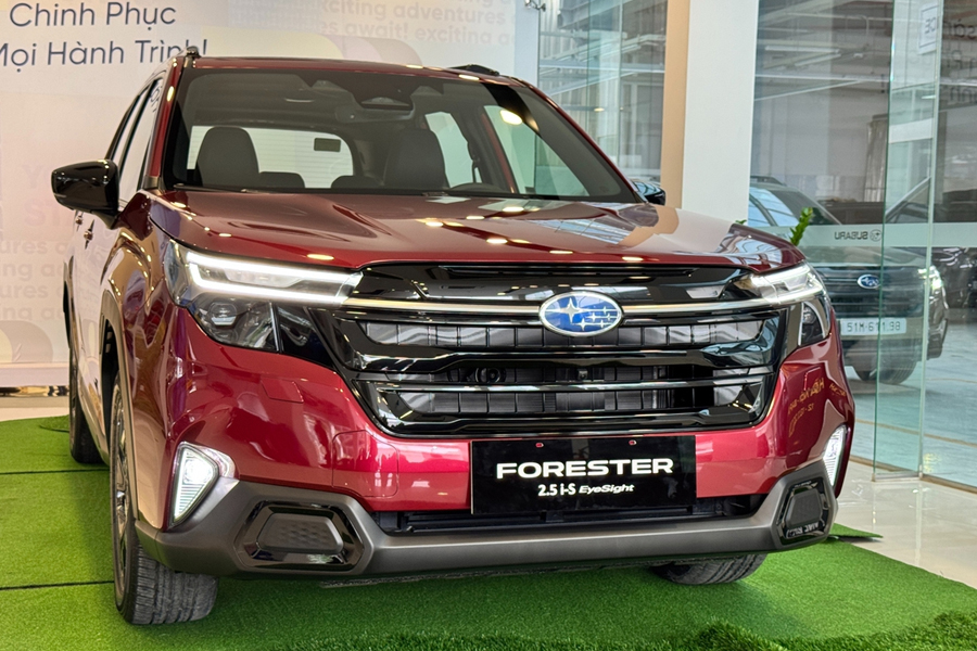 Lưới tản nhiệt cỡ lớn sơn đen nổi bật