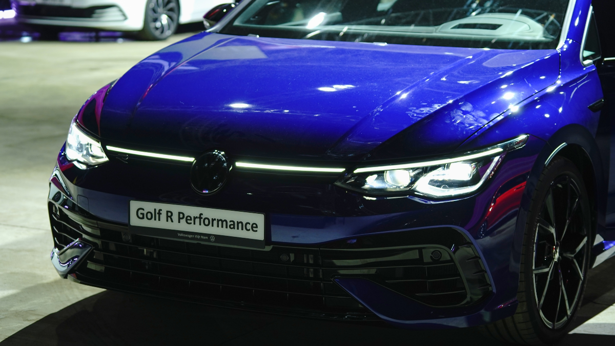 Đầu xe diện mạo sắc sảo hiện đại hơn nhờ cụm đèn IQ.Light Matrix LED mảnh mai