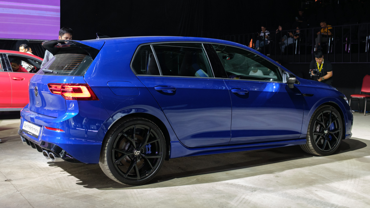 Thân xe hài hòa đường gân nổi chạy dọc thân