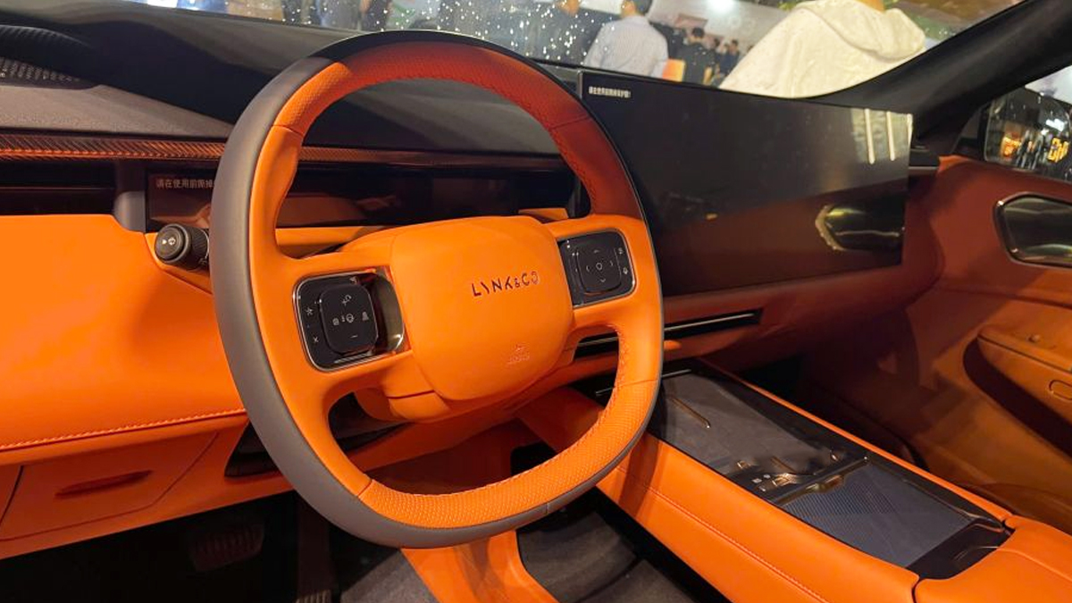 Vô-lăng D-cut thể thao tích hợp phím điều khiển