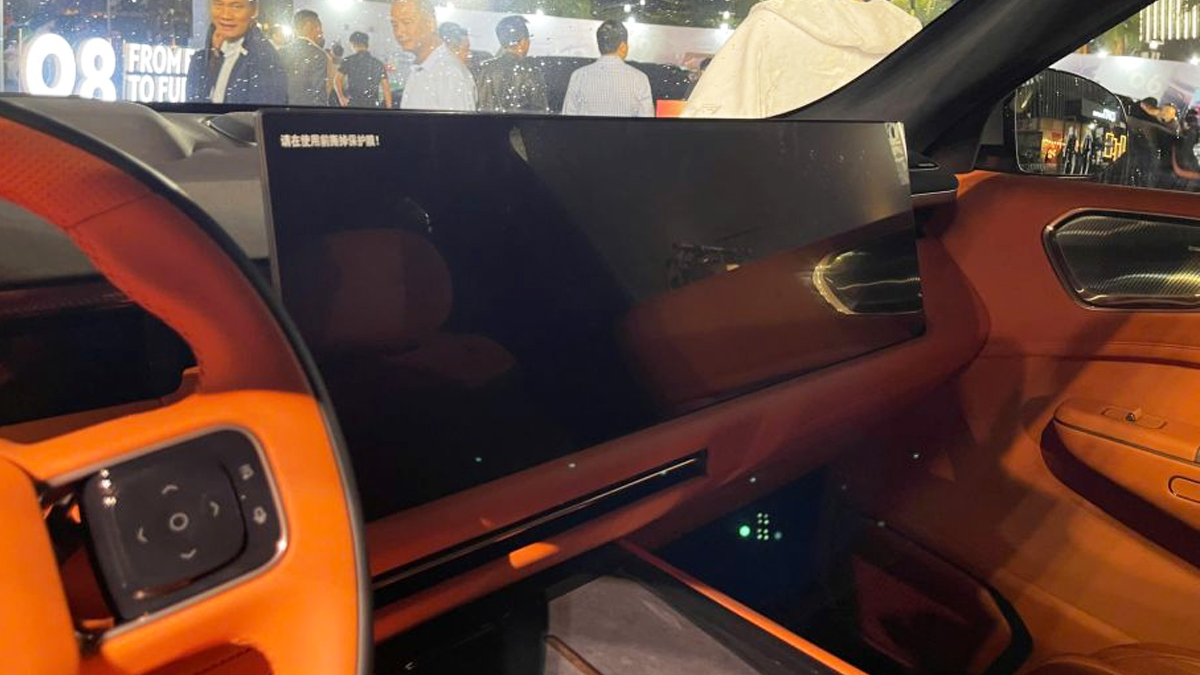 Màn hình 6K kích thước 30 inch đặt nổi trên bảng táp-lô