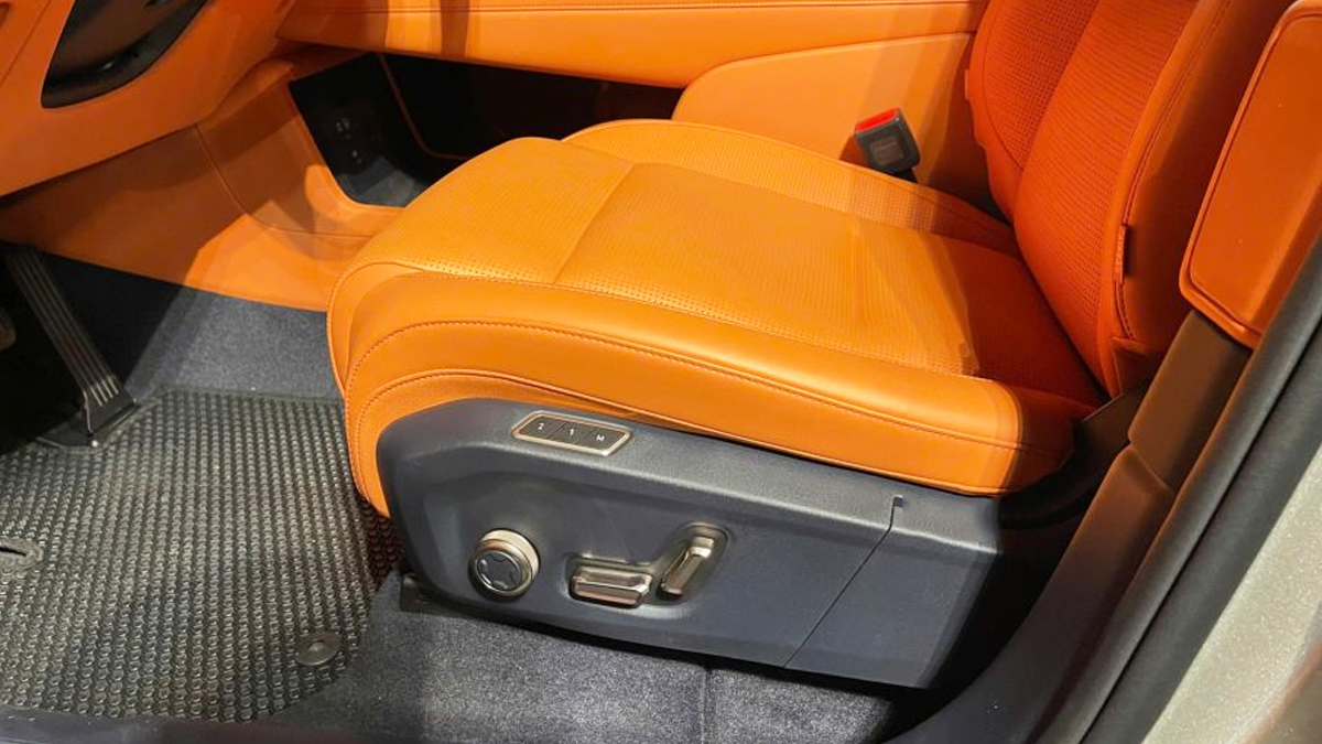 Toàn bộ ghế được thiết kế theo dáng thể thao công thái học