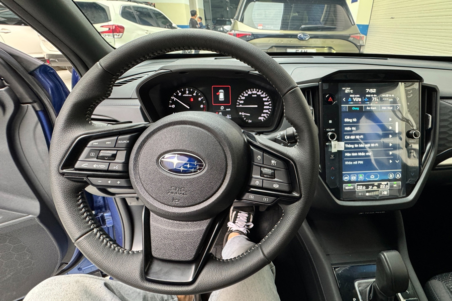 Trang bị vô-lăng 3 chấu bọc da mang phong cách hiện đại pha