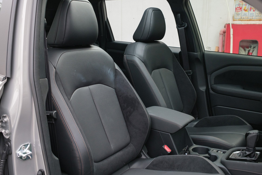 Toàn bộ ghế ngồi đều được bọc da cao cấp