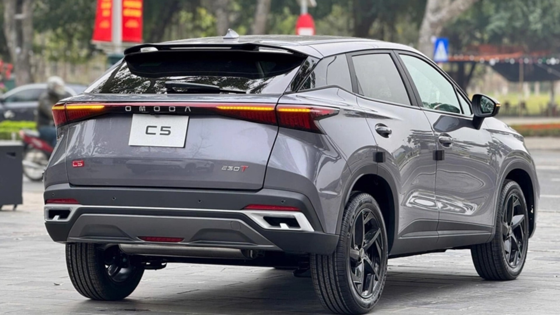 Phần đuôi xe mang dáng dấp vuốt dốc của dòng xe coupe thể thao kết hợp cánh gió trên cao