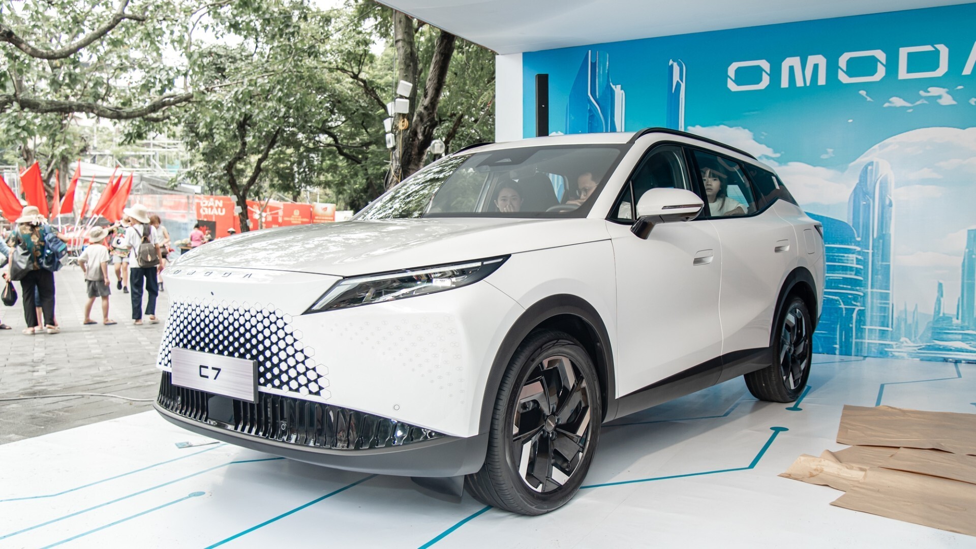 Tổng quan thiết kế của mẫu xe Omoda C7 PHEV với phong cách lai coupe hiện đại