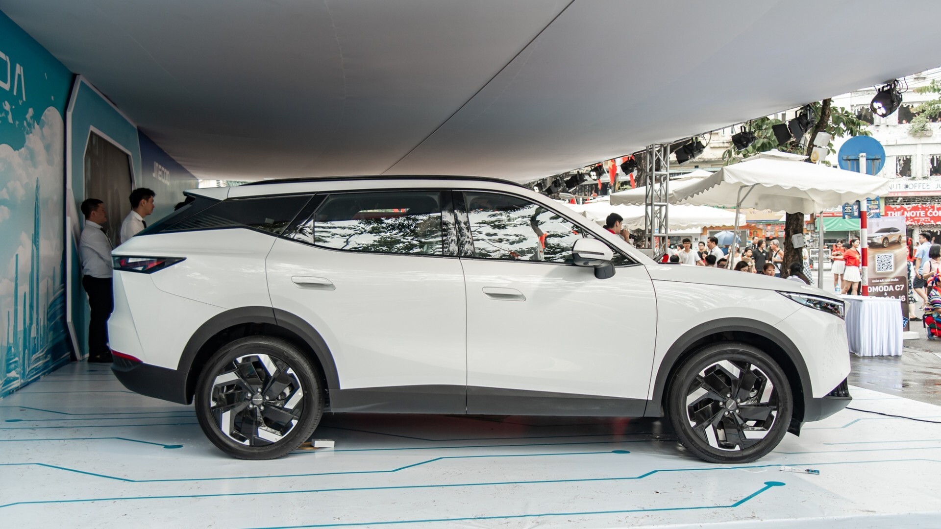 Thiết kế thân xe lai coupe với đường vuốt mui thuôn dài mềm mại