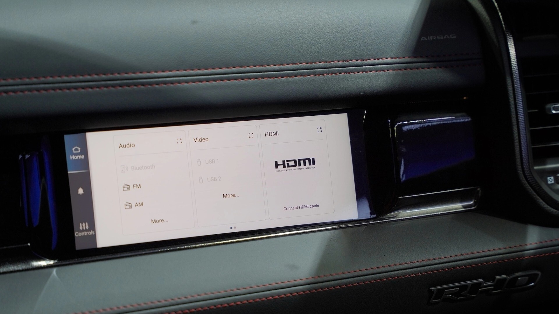 Màn hình ghế phụ kích thước 10.25 inch mang lại trải nghiệm độc lập thú vị