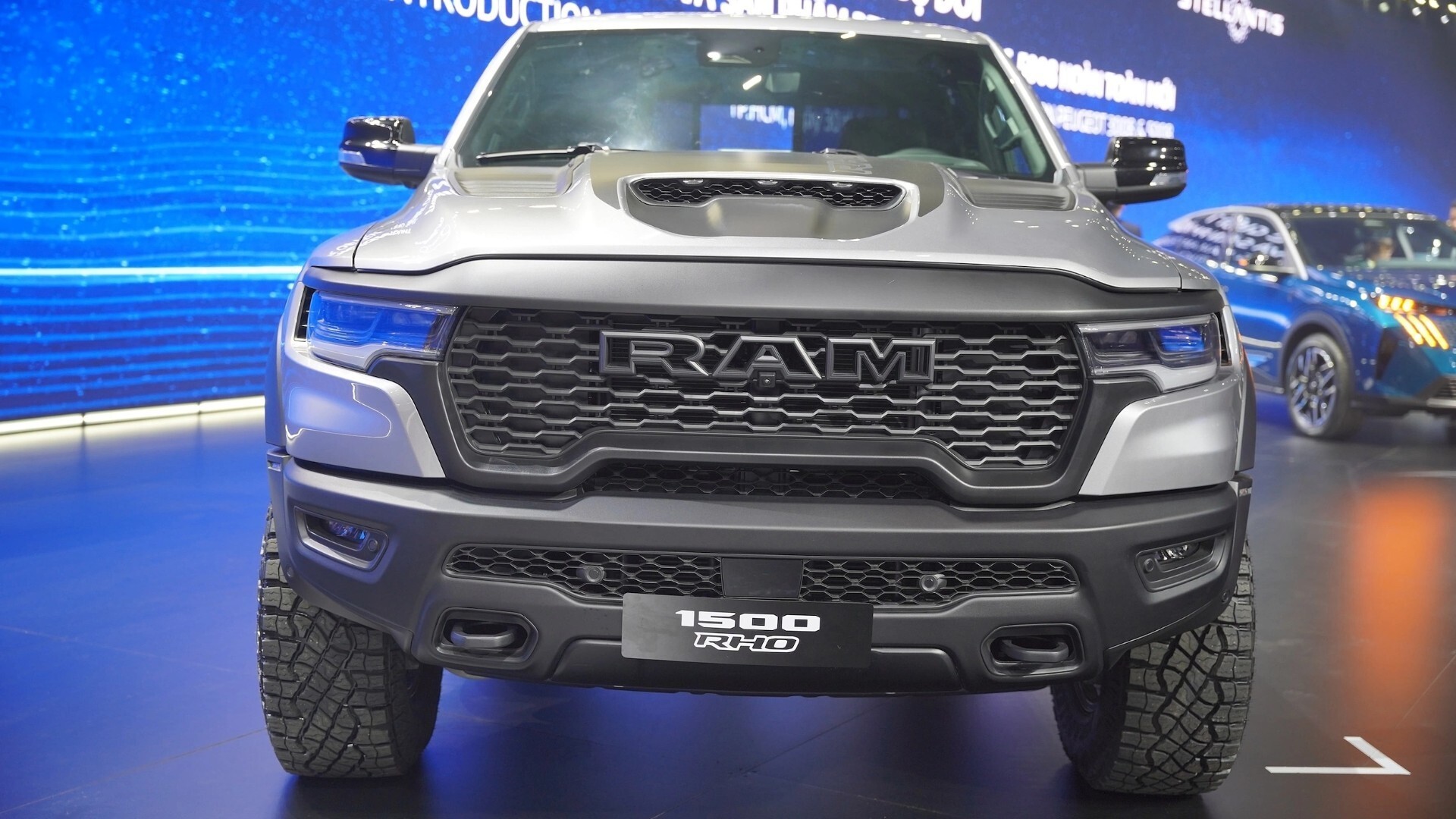 Thiết kế đầu xe Ram 1500 Rebel cực kỳ hầm hố với mặt ca lăng kích thước lớn