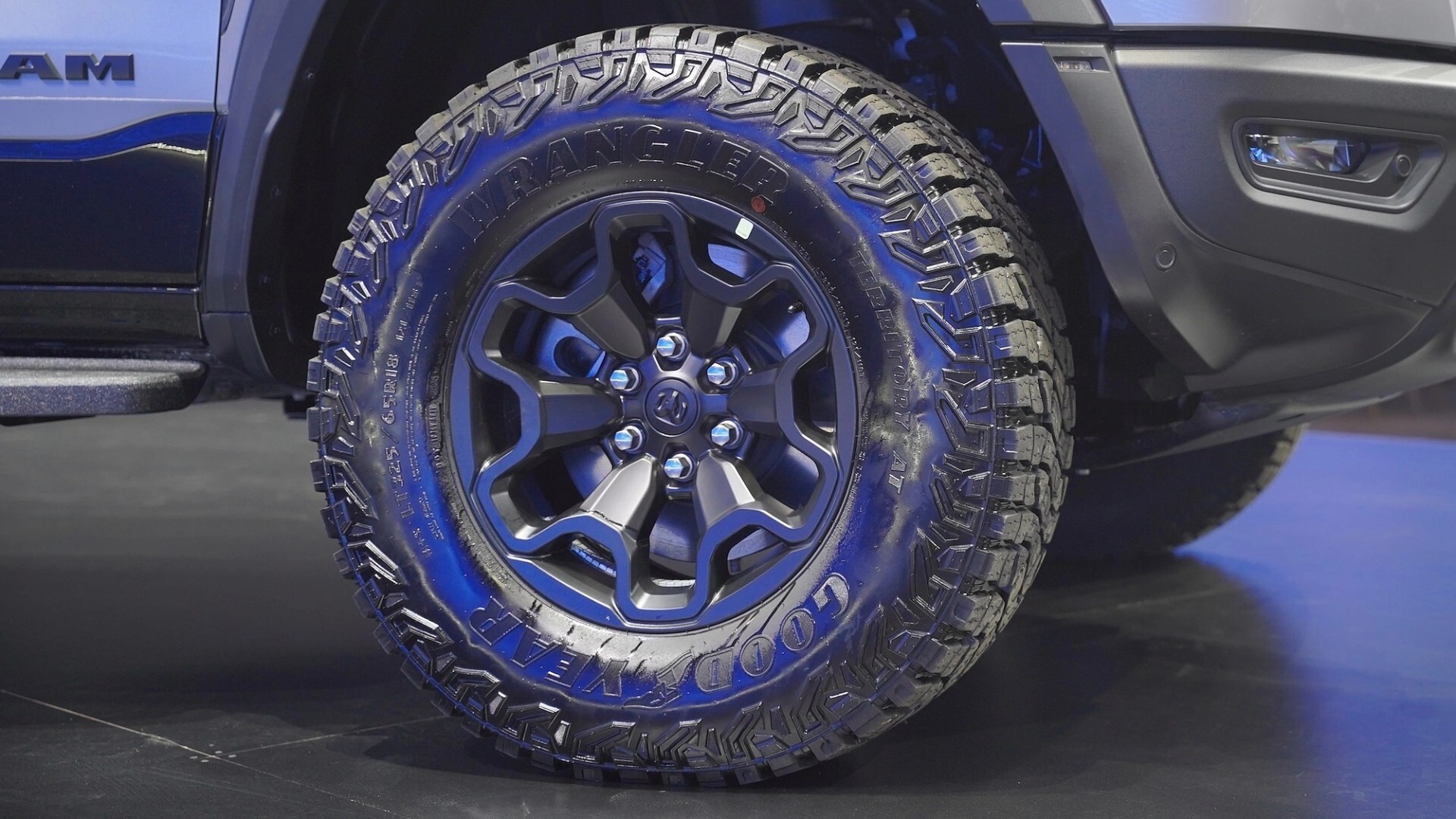 Mâm xe kích thước 18 inch kết hợp cùng lốp địa hình All-Terrain hầm hố