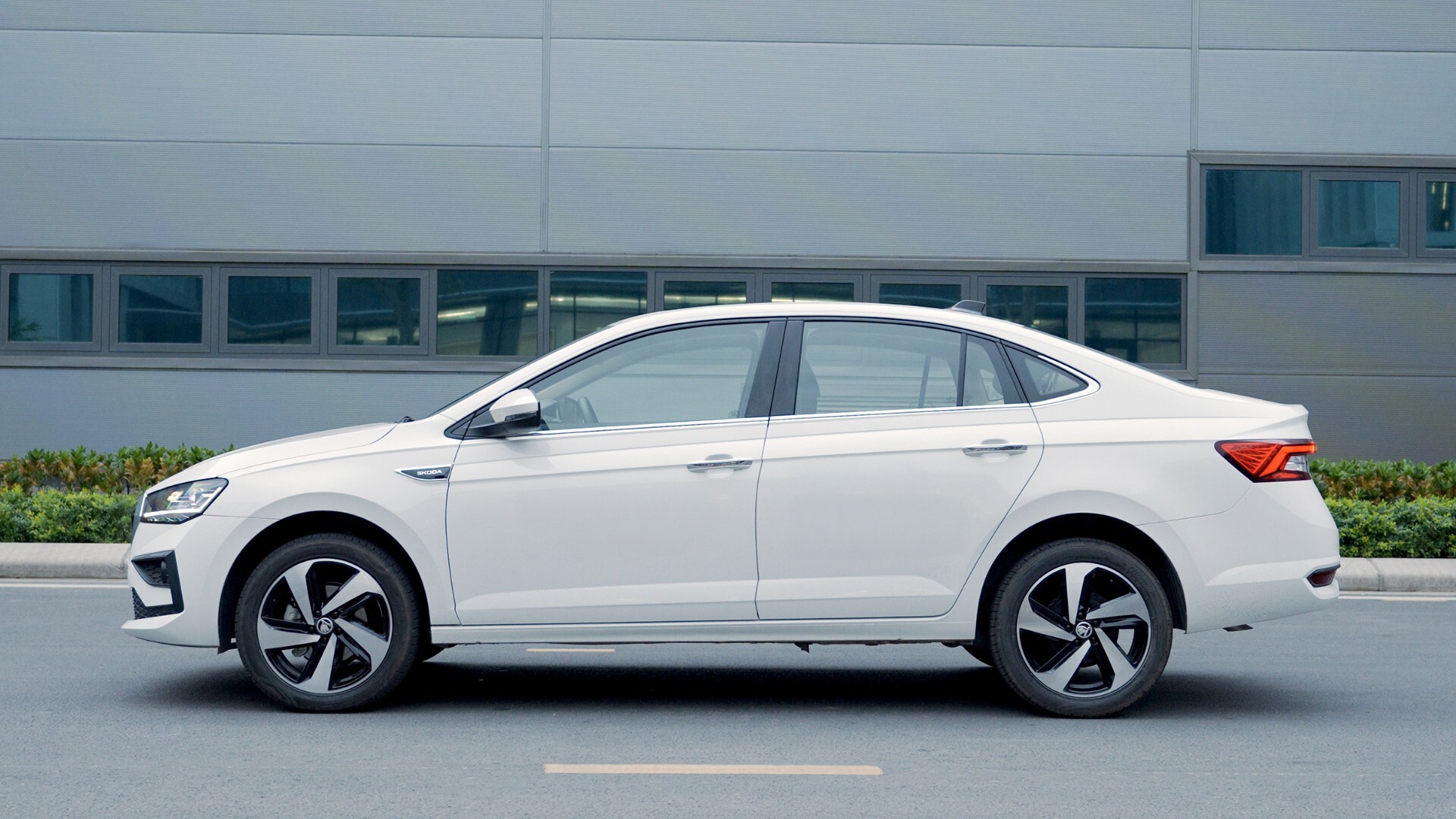 Cạnh bên xe Skoda Slavia thể hiện rõ chiều dài cơ sở lớn