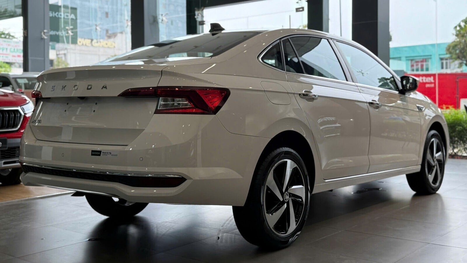 Thiết kế đuôi xe vuốt dốc phong cách coupe thể thao
