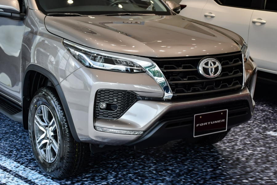 Cản trước ốp kim loại dày dặn giúp xe trông bề thế