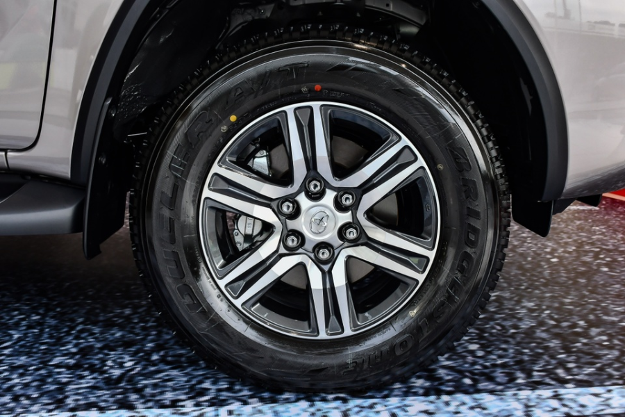 Bô mâm thiết kế đa chấu hai tông màu đen bạc độc đáo