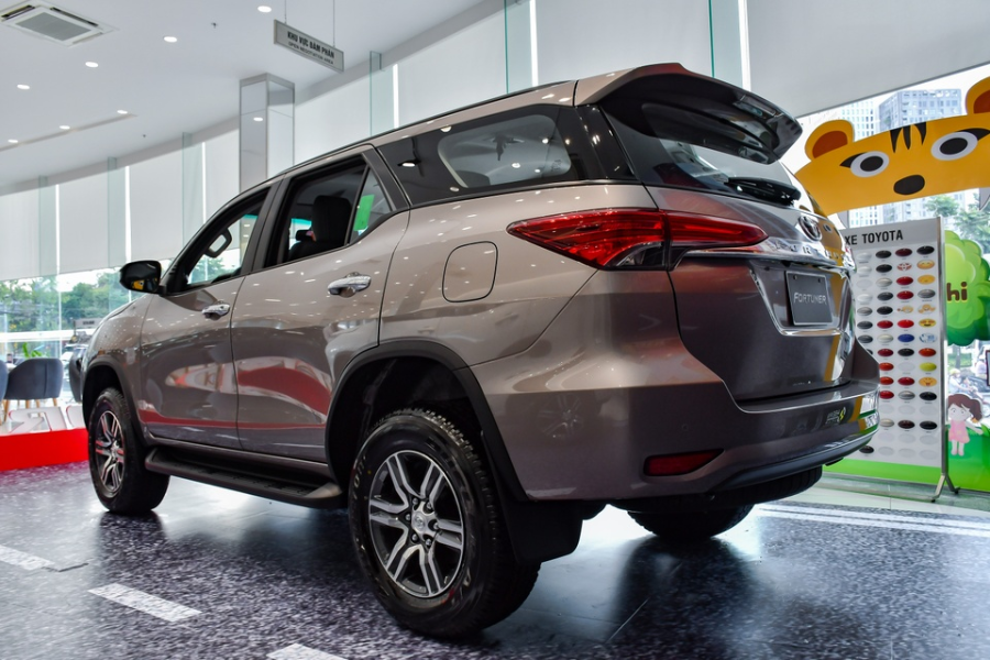 Phần đuôi được tinh chỉnh với các đường gấp khúc vuông vắn