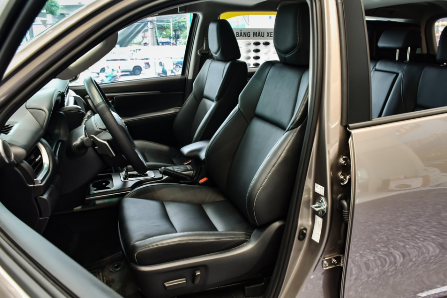 Ghế ngồi được bọc da pha nỉ cao cấp