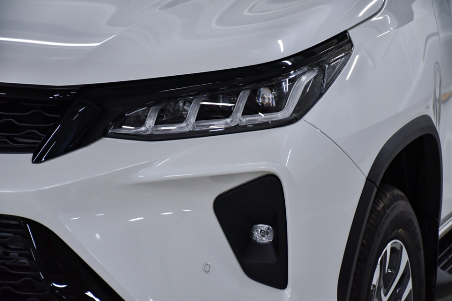 Cụm đèn pha LED được tạo hiệu ứng hình ô vuông liền mạch độc đáo