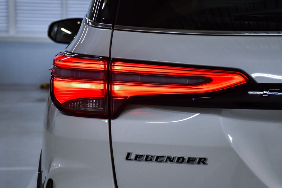 Cụm đèn hậu LED hình mũi giáo nổi bật