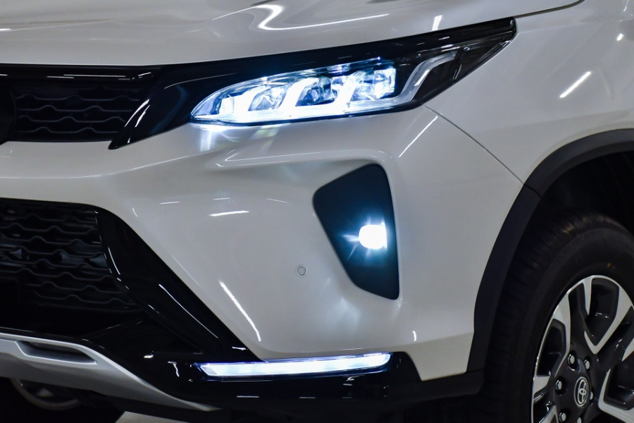 Cụm đèn pha LED được tạo hiệu ứng hình ô vuông liền mạch độc đáo