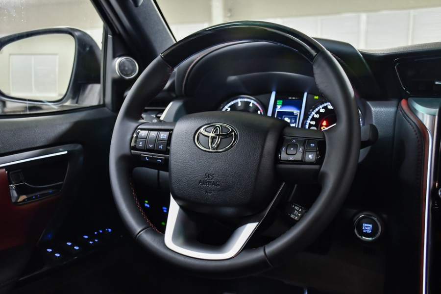 Vô lăng ba chấu bọc da