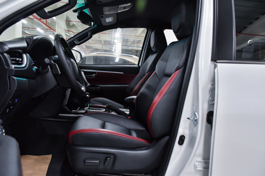 Ghế ngồi được bọc da pha nỉ cao cấp