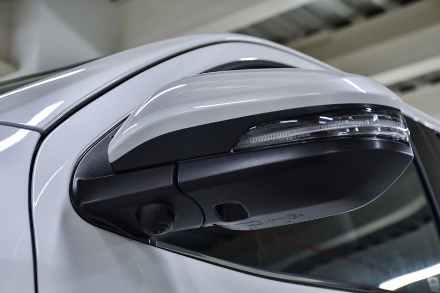 Gương chiếu hậu gập điện và tích hợp đèn báo rẽ LED