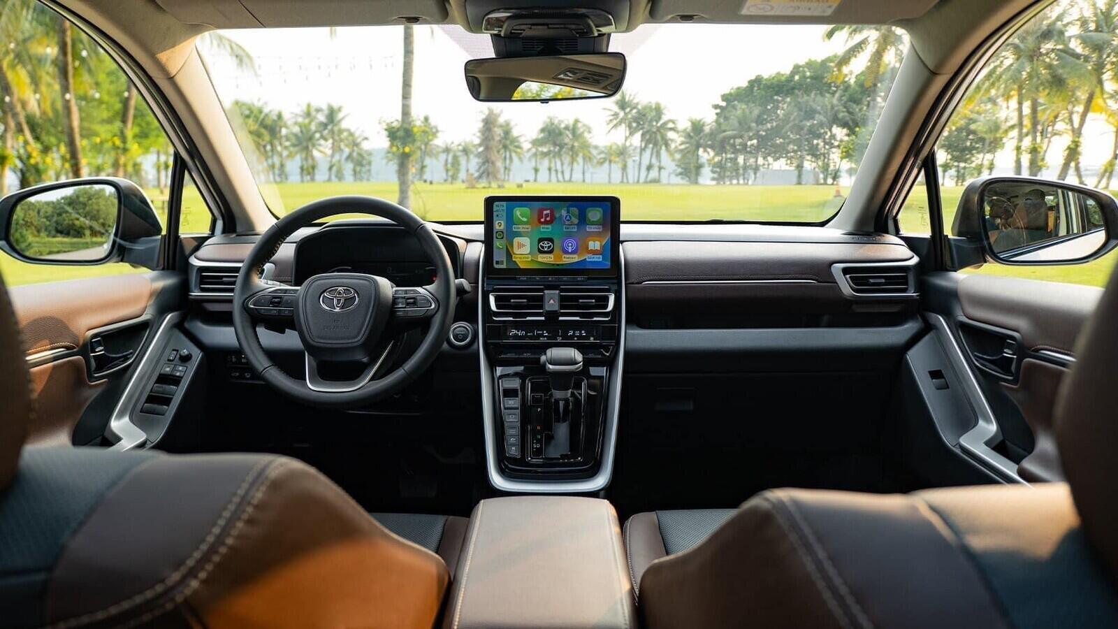 Khoang nội thất Innova Cross