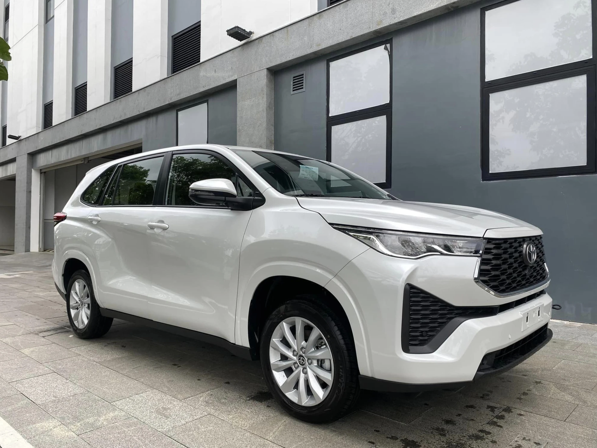 Ngoại thất Innova Cross