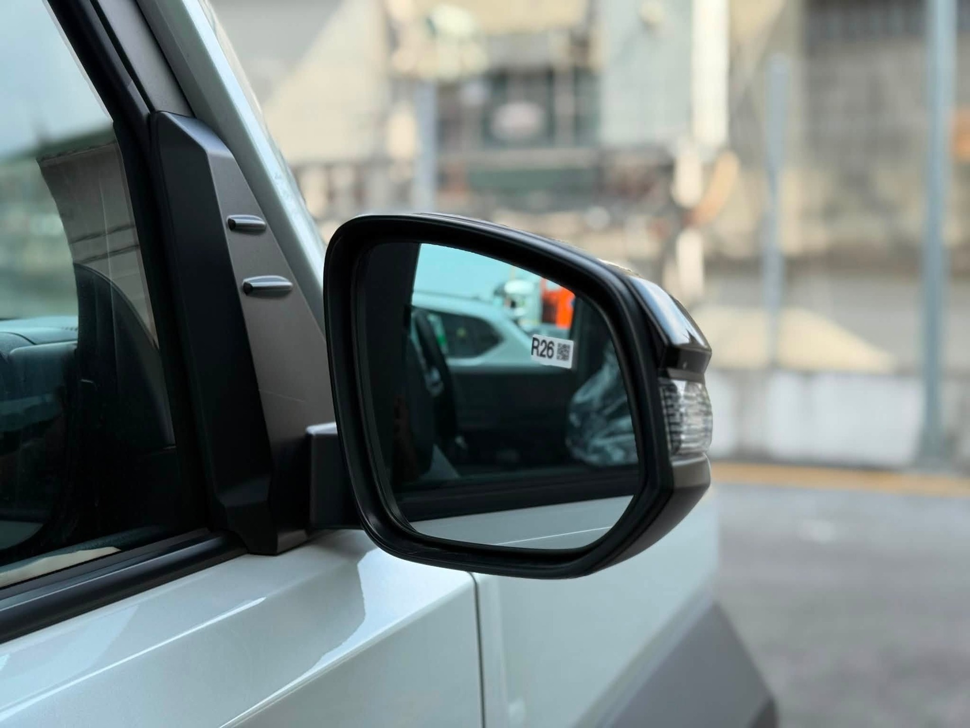 Gương chiếu hậu to bản trên Toyota Land Cruiser FJ có tính năng chỉnh điện, gập tự động, tích hợp sấy kính và đèn báo rẽ an toàn.