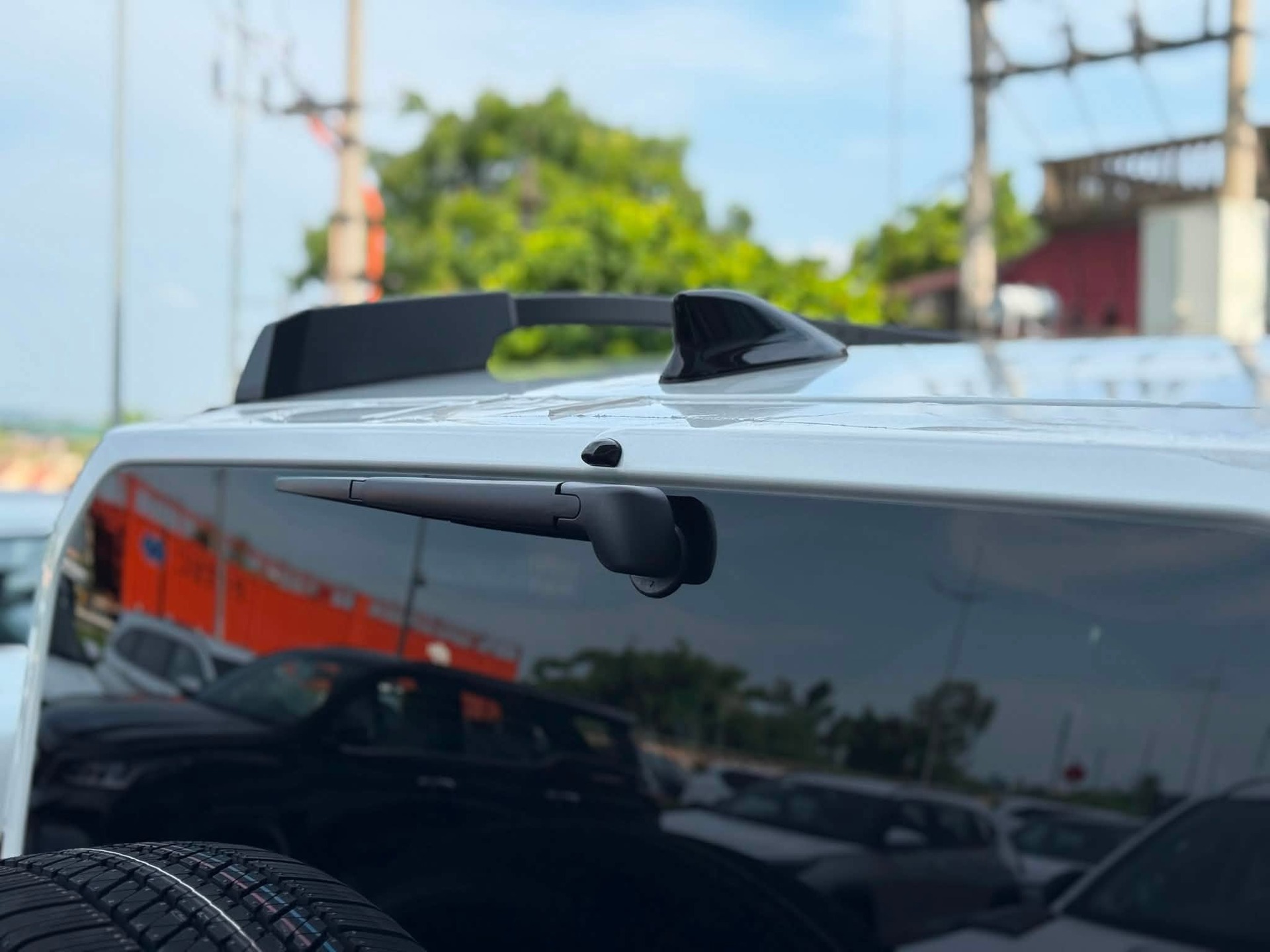 Cần gạt nước phía sau xe Toyota Land Cruiser FJ được thiết kế tinh tế, hỗ trợ làm sạch mặt kính nhanh chóng, đảm bảo tầm nhìn phía sau luôn rõ ràng.