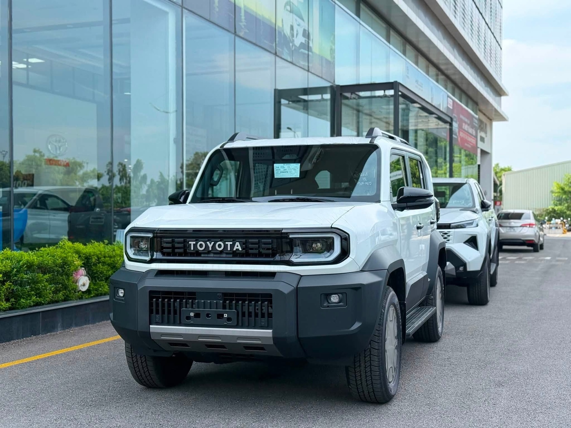 Thiết kế đầu xe Toyota Land Cruiser FJ mang nét vuông vức, cổ điển với lưới tản nhiệt to bản và cụm đèn pha LED cực kỳ ấn tượng.
