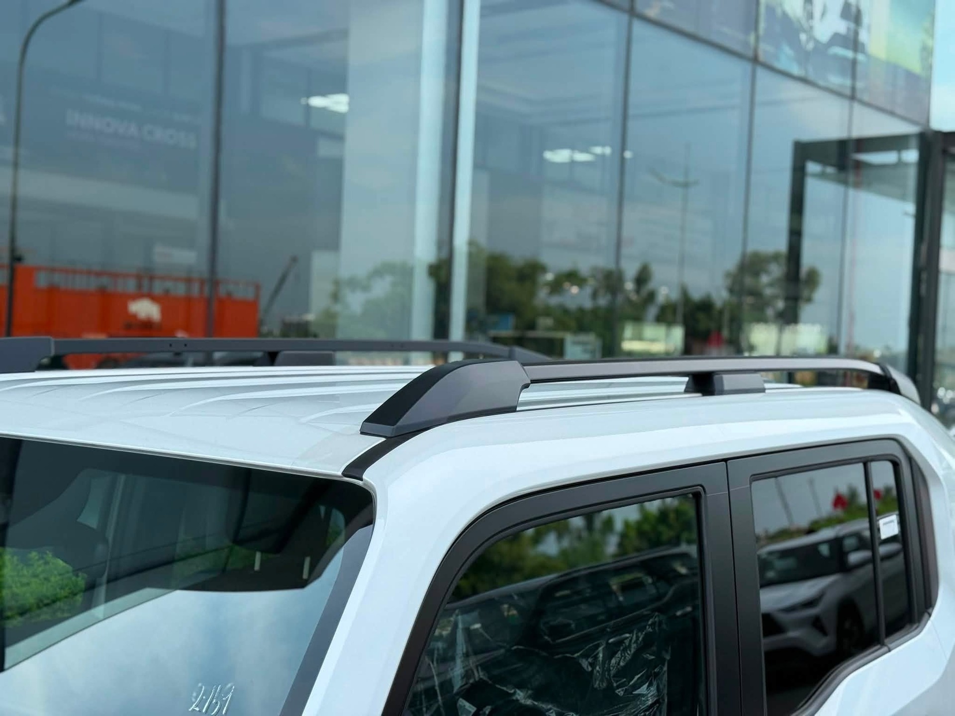 Thiết kế nóc xe Toyota Land Cruiser FJ phẳng và rộng rãi, cho phép người dùng dễ dàng lắp đặt thêm giá nóc để chở hành lý dã ngoại.